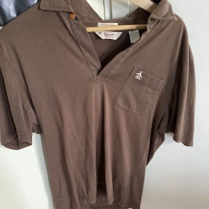 Brun skjorta - Aldrig blivit använd, står att den är i storlek L men skulle säga att den är M