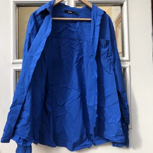 mörkblå overshirt  - mörkblå overshirt i storlek S. Tunn och skön över bikini på stranden eller när som! 