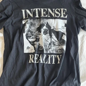 Svart T-shirt  - Jättefin svart T-shirt med tryck!