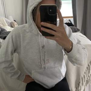 En grå hoodie från OBEY. Väldigt bra skick då den knappt är använd!🩶