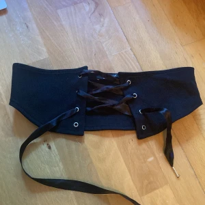 Korsett - Svart korsett. Oanvänd av mig men köpt secondhand. Fint skick, ser ny ut. 