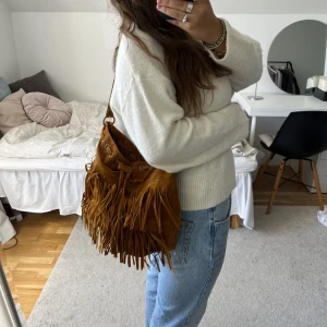 Väska med fransar - Cool väska med fransar, köpt på marknad i Italien, bara använd fåtal gången och i nyskick