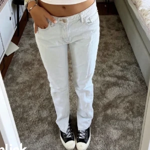 Zara jeans - Säljer dessa zara jeans i midwaist lite bagy model beroende på kroppsform, fint skick inga defekter.