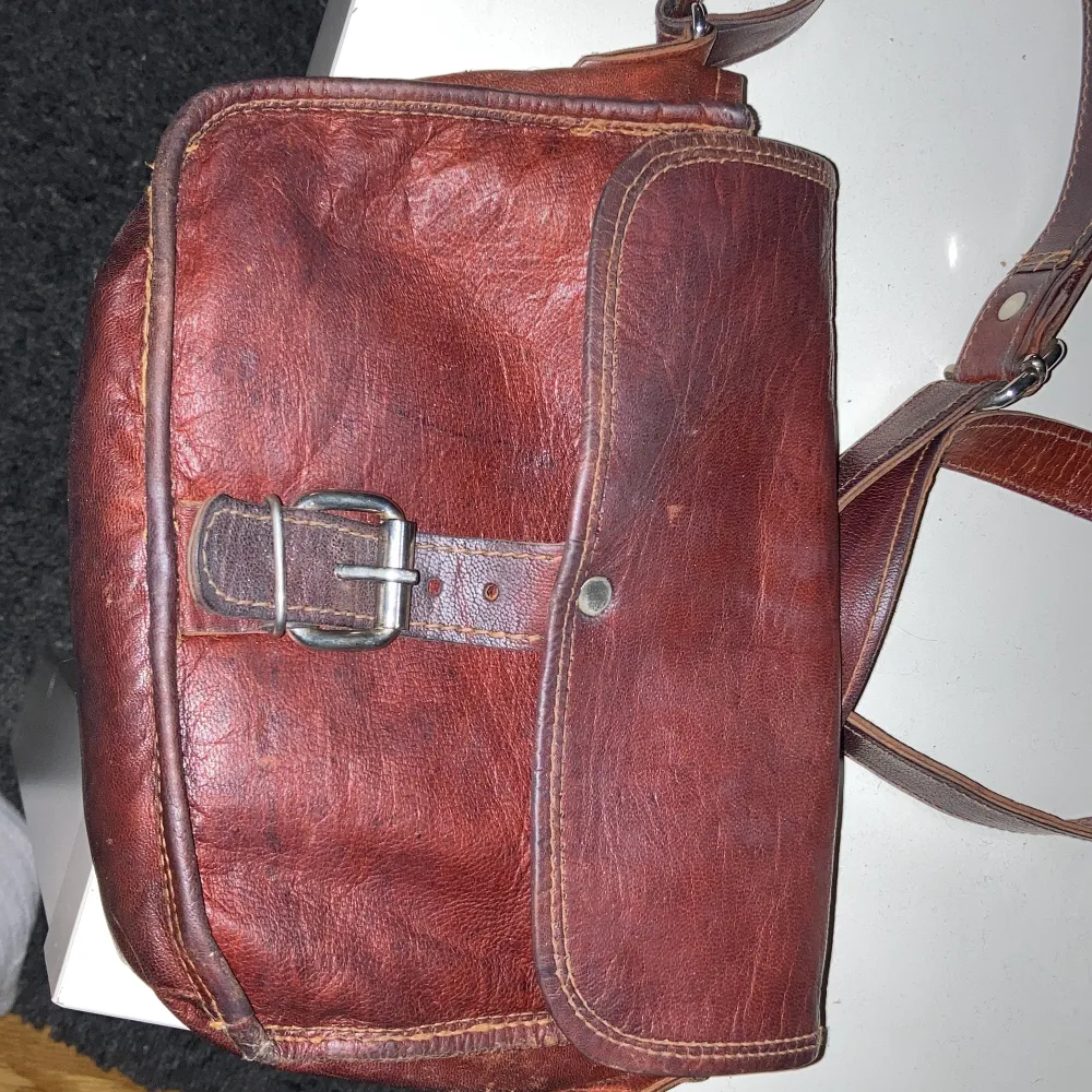 Brun läderväska från zalando från märket gusti leder, lite defekter i stil med missgärning men går att få bort innan den skickas!💋. Väskor.