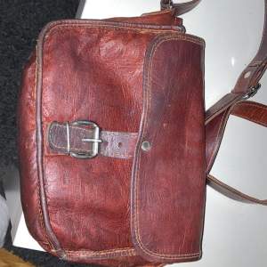 Brun läderväska från zalando från märket gusti leder, lite defekter i stil med missgärning men går att få bort innan den skickas!💋