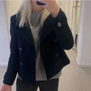 MARINBLÅ KORT KAPPA! - Säljer min superfina marinblåa kappa från H&M, som även inte går å få tag på längre! Säljer då jag ej har ngn användning av den:( Köpte den från plick förra året, därav lånade bilder från den förra säljaren🤍