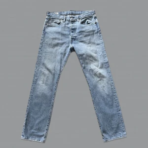 Levis 501 - Ett par ljusblå Levis 501 i storlek w31l30 ⚡️mindre defekter finns men fortfarande väldig bra skick 🤝 skriv privat för fler bilder osv 