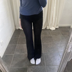 BYXOR - Ett par see through flare byxor. Byxorna har ett tjockare tyg upptill som ser ut som ”trosor”. ALDRIG använda. Prislapp sitter kvar!