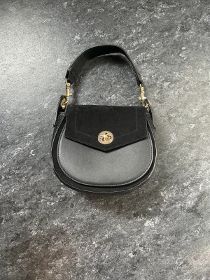 Svart axelväska - En svart axelväska i mycket bra skick