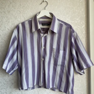 Dolce & Gabbana topp - Vintage croppad skjorta i märket Dolce & Gabbana med storlek Large. Inköpt second hand (Humana). Mycket bekväm och rymlig med fin lila färg. Använd ett fåtal gånger. Pris går att diskutera. (Samfrakt i 3dagar: om du vill köpa mer av mig, fraktas det ihop]