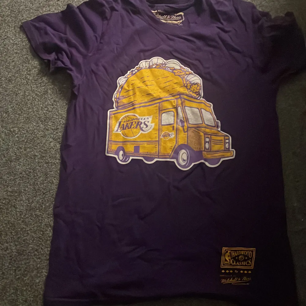 En la Lakers tröja skön . T-shirts.