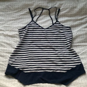 3 Söta Stockholmsstil linnen - 3 söta linnen. Den randiga och den sista är storlek M och den andra är storlek L  Skriv för fler bilder