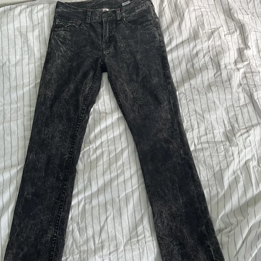 Röd gråa svarta  true religion helt nya  straight fit. Jeans & Byxor.