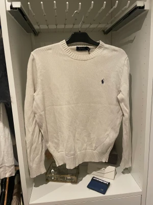 Stickad tröja - Säljer denna fina vita stickade tröjan från Ralph lauren bra skick inte använd många gånger💕den är i storlek m men passé även mig som har storlek s
