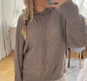 Stickad hoodie - Jättefin stickad hoodie från Lindex!! Storlek S/M. Jättebra skick knappt använd🥰🥰 köparen står för frakt!!