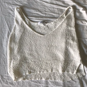 Vit Stickat linne från Gina Tricot - Nästan aldrig använt och i jättebra skick! Köparen betalar frakt💞