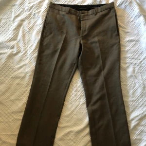 Kostymbyxor  - Kostymbyxor med en snygg passform som tyvärr är för små  