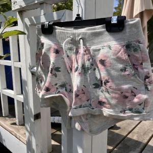 Somriga mjukisshorts - Blommiga mjukisshorts som är perfekta en slapp sommardag när du bara vill sätta på dig något bekvämt💗 Snöret går ej att dra åt. 