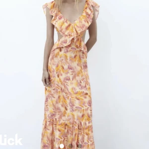 Jättefin klänning  - Jättefin sommarklänning som passar en perfekt! Sitter jättebra och är så så fin nu till sommaren:) säljer denna då jag råka köpa 2 av denna