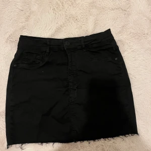 Kort kjol  - Är liten i storleken!! 