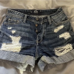 Jeansshorts - Supersnygga mid rised jeans shorts ifrån hollister i stl W25, bra skick. Säljer för 70kr +frakt💓🙌