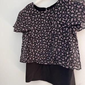 Söt blus  - Så gullig och somrig blus med inbyggt linne. Otroligt sparsamt använd och få tecken på användning. Skulle säga att den sitter som en XXS. Lappen är bortklippt så vet ej vart den kommer ifrån💕
