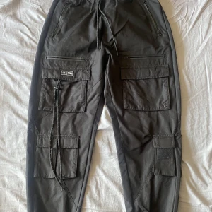 Bershka Cargo - Nylon Cargobyxor i gott skick, använda men inga hål som jag kan se
