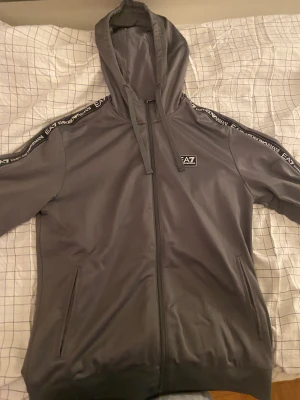 Armani dress - Armani dress i bra skick. Har kommit upp lite på tröjan. Nypris 2200, mitt pris 1059. Priset kan diskuteras vid snabb affär. Dressen hämtas upp vid min adress eller så fraktas det hem. Då står frakten på köparen dock.