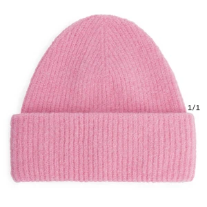Arket mössa - Säljer denna fina mössa från arket i en underbar rosa färg, som är helt slutsåld🩷 använd vid något enstaka tillfälle och har inga defekter 💕 skriv vid intresse och köparen står för frakten  