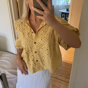 Gul blus - Säljer denna superfina gula blusen från Ginatricot, aldrig använd.🌼