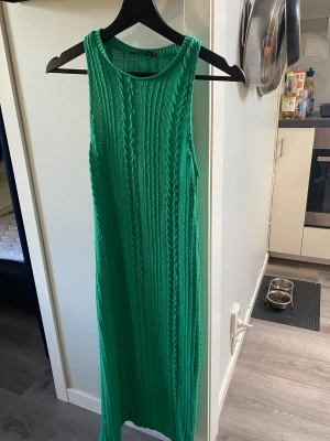 Grön stickad/virkad klänning ifrån Zara - Jätte fin stickad/virkad klänning ifrån Zara i storlek S!