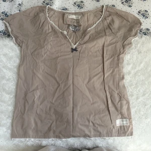 Odd molly t-shirt - Säljer min beiga t-shirt från odd molly, den har en fläck som man kan se på bilden, har ej provat och tvätta så vet inte om det går bort därav priset ALDRIG ANVÄND