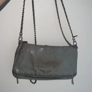 Grå zadig väska medium - Fin grå zadig väska i storlek medium. Inköpt från Zalando för ca 3250kr. 