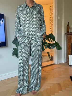 Set från Zara - Snyggt set från Zara. Aldrig använt. Stl M på byxor o stl S på skjortan.  Om varan skickas så stor köpare för frakt