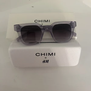 Chimi  - Säljer dessa chimi X hm glasögon. De är i mycket bra skick, knappt använda. Låda och fodral medföljer❤️