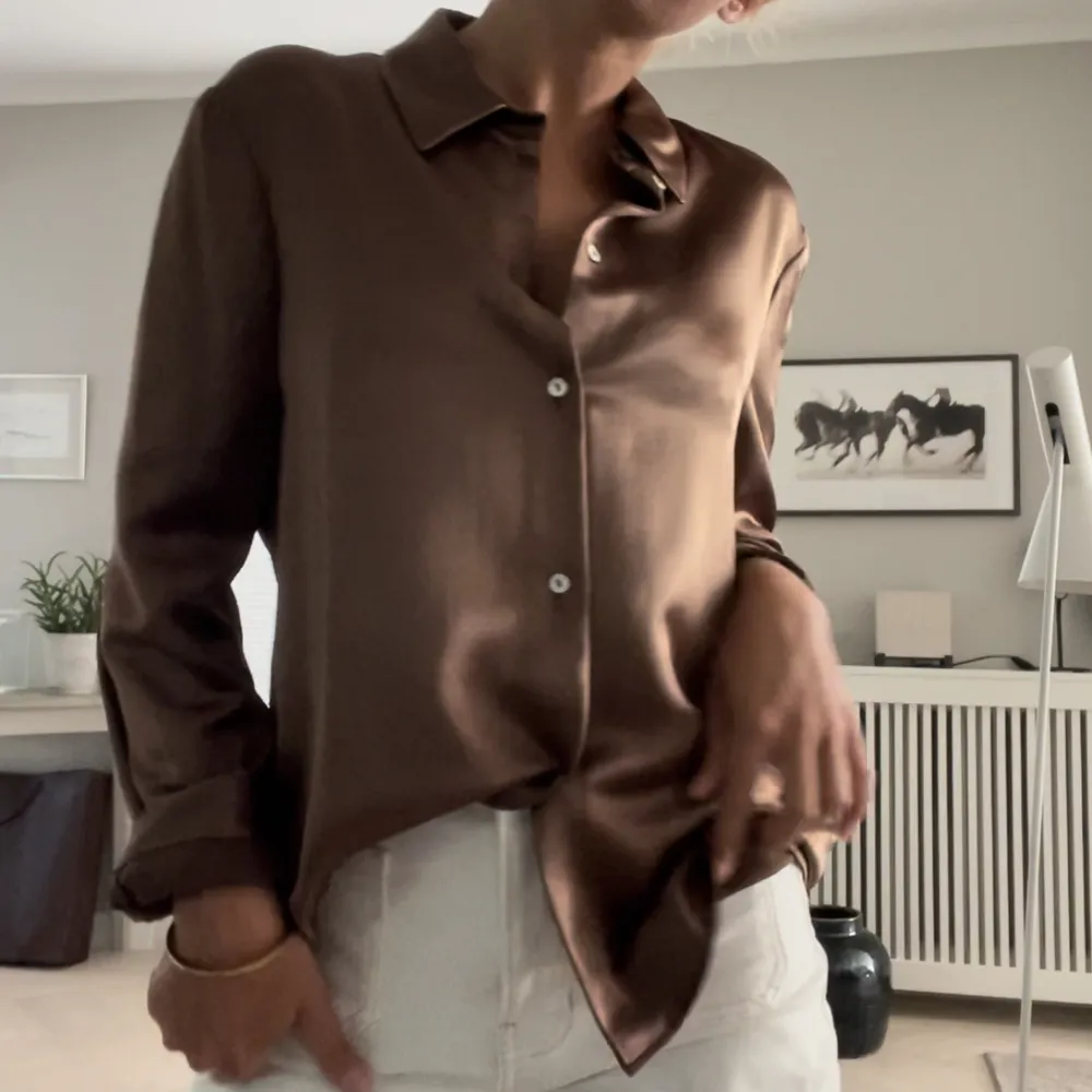 Superfin satin skjorta i brun färg. Bra skick, använd fåtal gånger. ❤️. Blusar.
