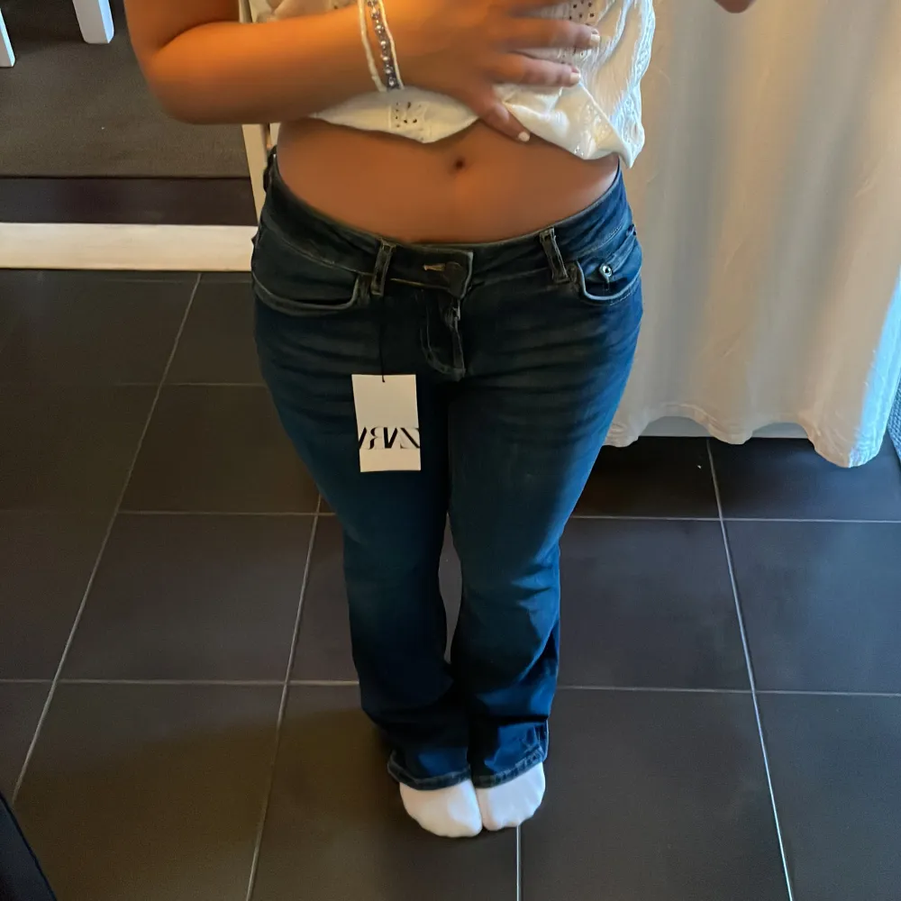 Jätte snygga helt nya lågmidjade jeans från zara💞 (vet inte varför dom ser randiga ut i bilden😭 kan skicka fler privat❣️)De är i storlek 36 och jag säljer de eftersom jag råkade beställa 2. Prislappen och allt är kvar! Nypris: 429 Skriv för intresse💞🌸. Jeans & Byxor.