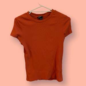 Orange basic tröja från Monki i storlek S. Använt typ 2 gånger. I superbra skick!