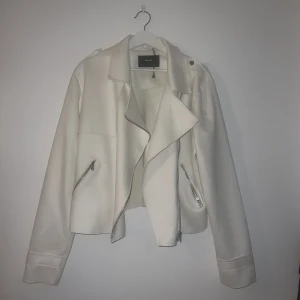 Jacka  - Medel Tunn jacka perfekt till vår, sommar och tidig höst medel tunt skönt material som ger ett utseende av mocka, jacka som är i storlek XL den är helt ny tyvärr var den för stor för mig. 