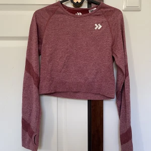 Träningströja - Använd någon enstaka gång. Bekväm croppad och fin, men använder bara den svart jag har i lika modell. Har matchande byxorna till, man kan köpa setet för 80kr (: