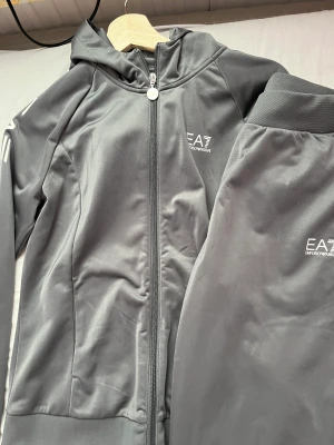 EA7 dress - Säljs pågrund av att den inte kommer till användning. (Aldrig används)