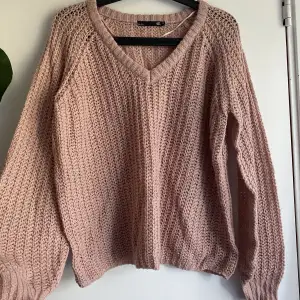 Stickad tröja ifrån lager157 i storlek S. Använd men i okej skick. Mer rosa i verkligheten än vad den ser ut på bild. Köparen står för frakten🩷