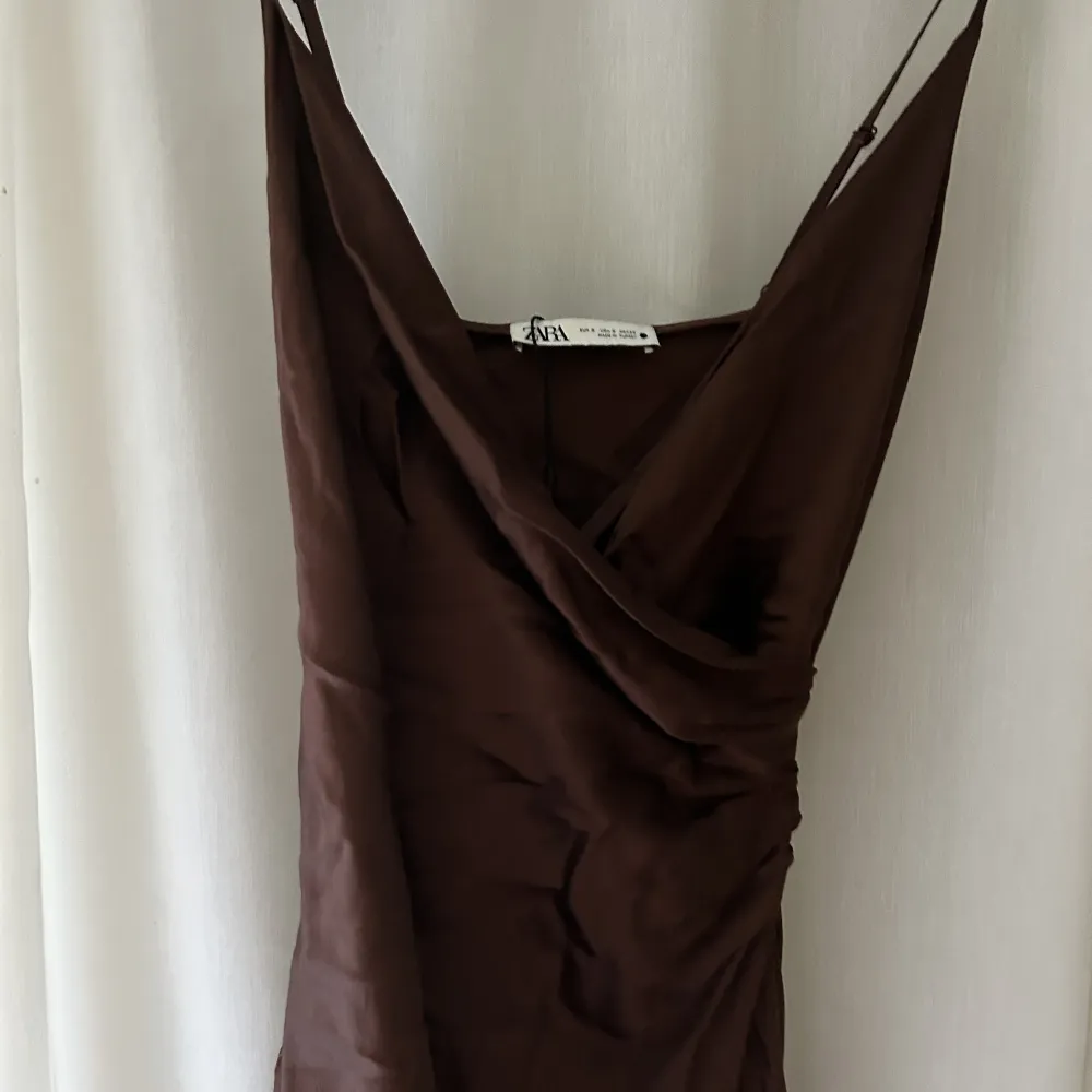 En brun sidenklänning från zara! Fråga gärna efter bilder då den är lite svår att ta kort på hängandes❤️. Mekot.