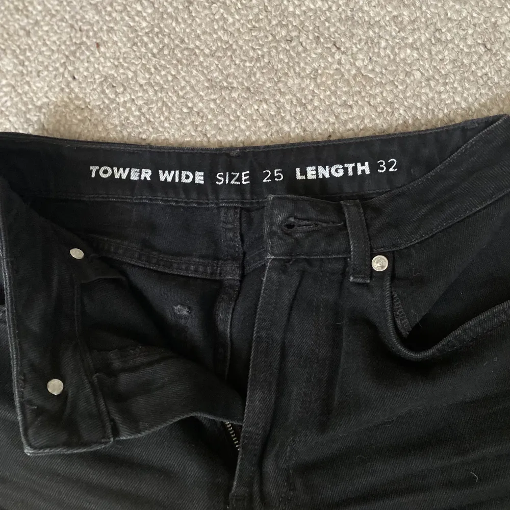 Fina svarta jeans från Lindex som har använts ca 2 år. Man ser att de är lite använda i färgen men inga fula märken eller liknande. Säljer då det inte riktigt är min stil längre💓raka och vida i benen och i storlek 34💞skriv för fler frågor💞. Jeans & Byxor.