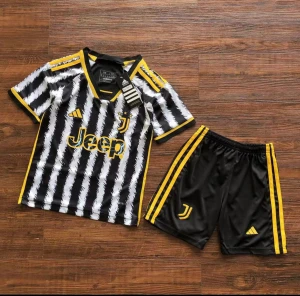 Juventus T-shirt  - Jag säljer ett par nya Juventus T-shirts tillsammans med shorts för endast 559 kr. Leveransen tar ungefär 2 veckor. Eller så kan vi mötas upp i Västerås. Finns i alla storlekar. 
