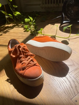 Vagabond orange platåskor  - Orange vagabond platåskor i storlek 38. De är väl använda och behöver lite kärlek 
