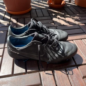 Nike tiempo  - Hej säljer dessa fotbollsskor för att jag har ingen användning av dem, nästa oanvända. Storlek 44