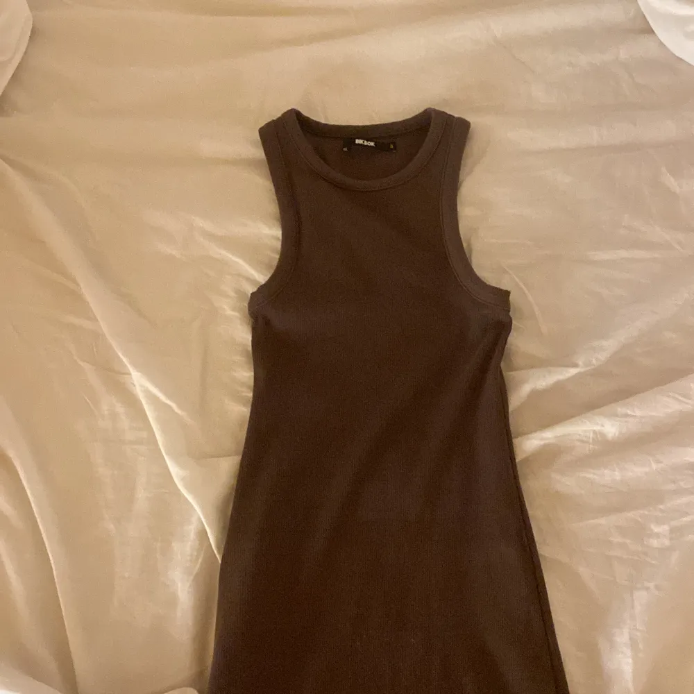 Säljer den här sjukt snygga bruna klänningen från bikbok som tuvärr bara kommit till användning 1 gång. Skriv för fler frågor osv💕💕. Klänningar.