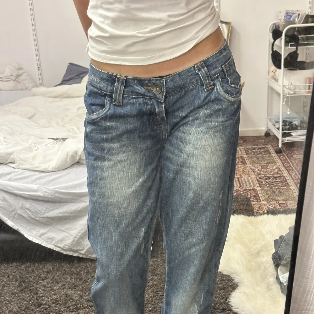 snygga jeans som jag aldrig använt, klippta längst ner men man märker inget av det. . Jeans & Byxor.