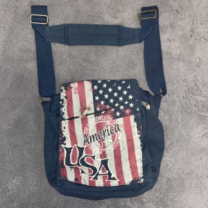 Axelremsväska - En gammal favorit som inte längre används tyvärr, lägg gärna prisförslag!!